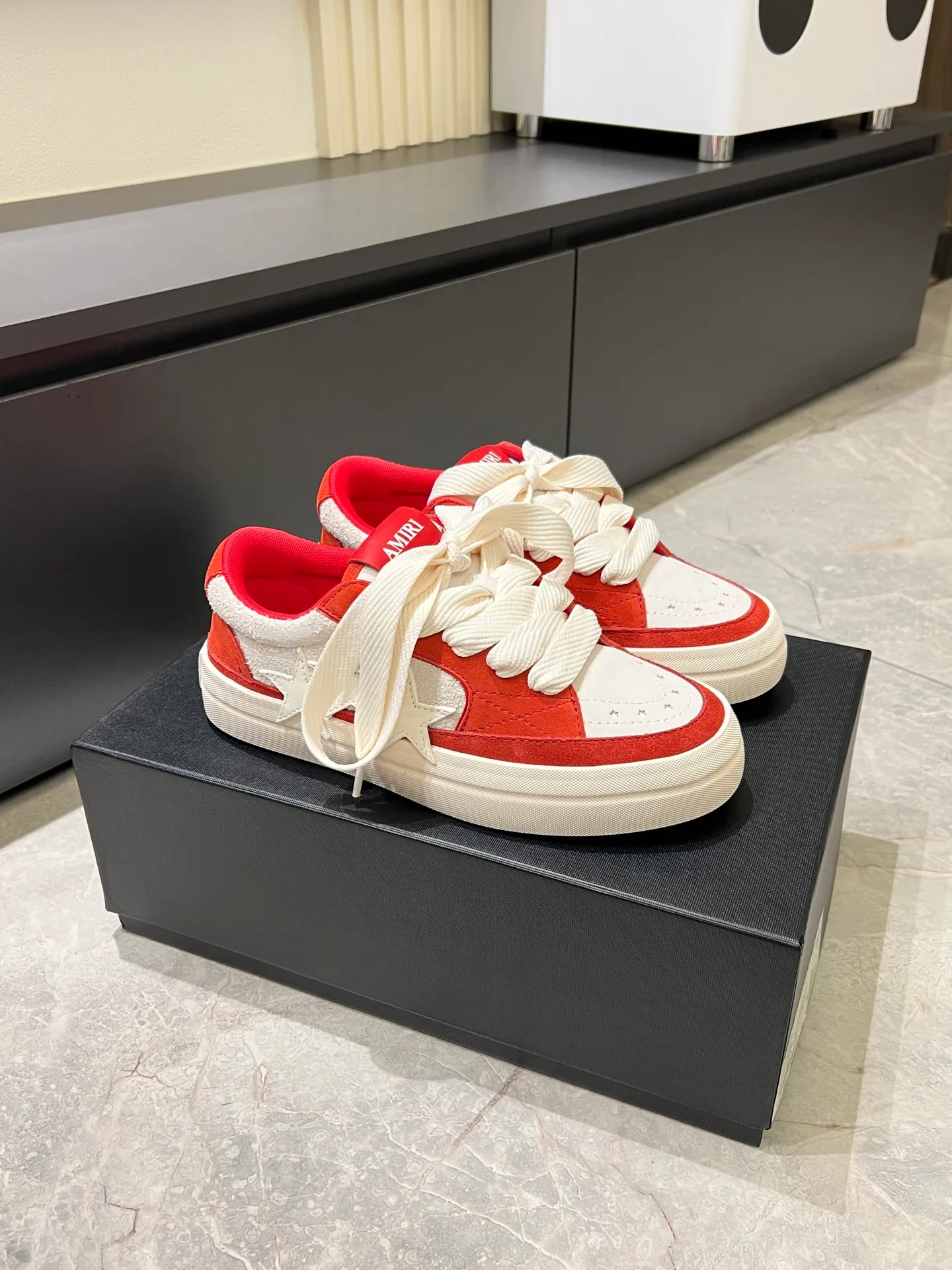 Men's shoes 💰p560 "AMIR*" new men's low-top casual sports sneakers bone shoes, another pair of irresistible bone shoes. Bone shoes are one of AMIRI's most popular items. Made of first-layer cowhide upper. The side bones are made of two cowhide laminations. It has a three-dimensional effect. The leather incisions are all oil-edged. Contrast color design. Simple style. Fashionable sports. Customized metal LOGO nameplate embellished with laces. Exclusive top-quality version. Supports contrast. Breathable mesh lining. The original rubber outsole is a must-have item for daily leisure. It is suitable for various occasions. If you pursue high quality, check it out. It is super cool on the feet and comes with a full set of original packaging! Size: 39-45!